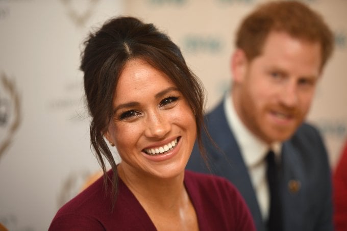 Racismo contra Meghan Markle está sendo apontado como causa para sua saída da realeza (Foto: Reprodução)