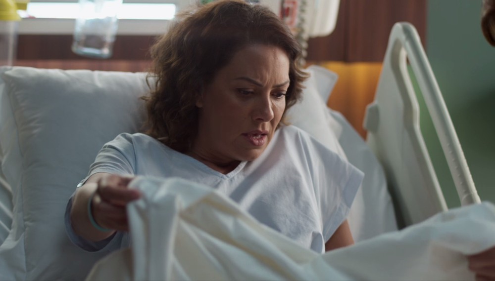 Nana descobre que perdeu o filho em Amor de Mãe (Foto: Reprodução)