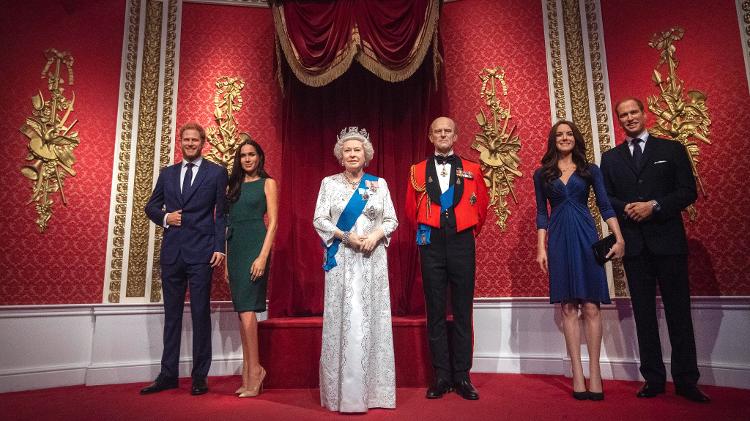Estátuas de Harry e Meghan Markle junto aos outros membros da Família Real no museu Madame Tussauds (Foto: Reprodução) 
