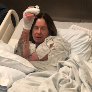 Triste! Ozzy Osbourne é diagnosticado com Parkinson após complicações: “Tem sido muito desafiador”