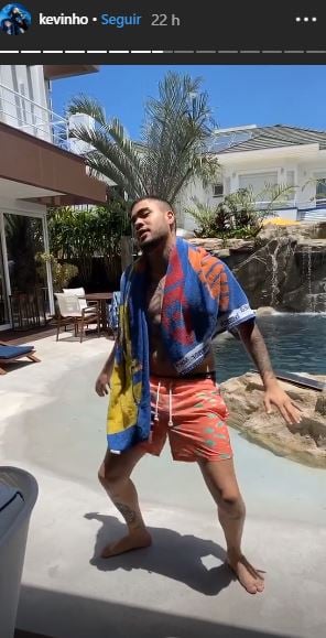 Kevinho deixa tudo à mostra ao sensualizar em seu perfil pessoal (Foto: reprodução/Instagram)