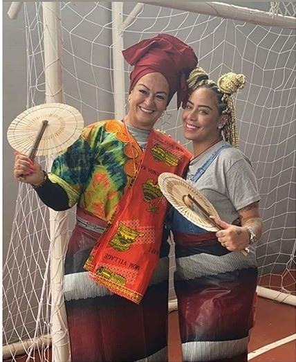 Rafaella posa com a mãe na África e barriguinha rouba a cena (Foto: Reprodução/Instagram)