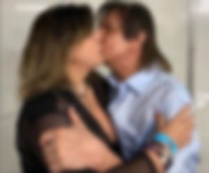 Roberto Carlos é flagrado beijando Roberta Miranda em bastidor de show: ‘meu amor!’ - Imagem: reprodução Instagram