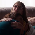 Sofia chora com Nana a morte do irmãozinho em Bom Sucesso (Foto: Reprodução)