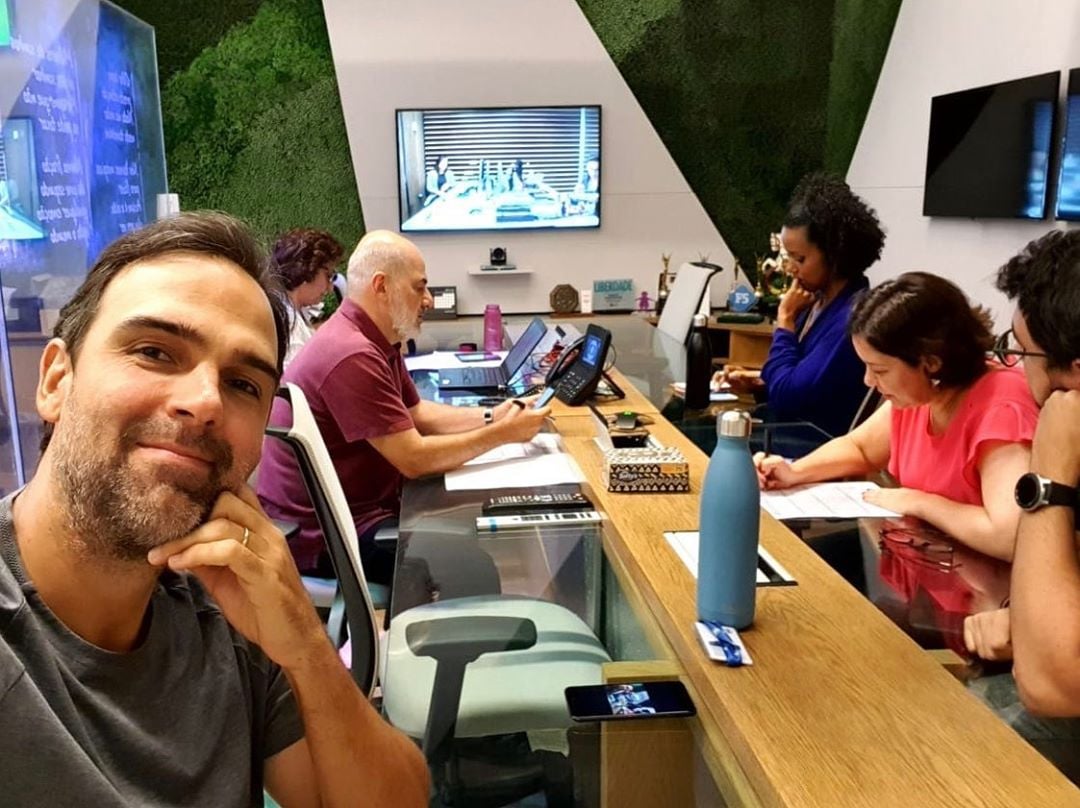 globo Tadeu Schmidt publicou uma imagem dos bastidores do Fantástico, onde Maju Coutinho aparece (Foto: Reprodução/Instagram)
