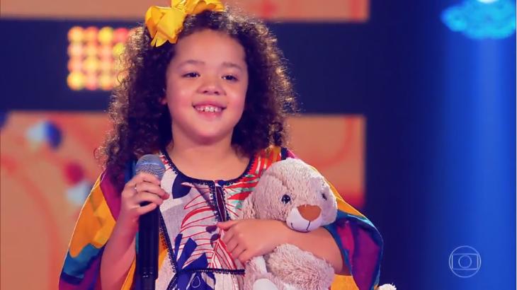 The Voice Kids: Com coelha de pelúcia, menina surpreende jurados (Foto: Reprodução)
