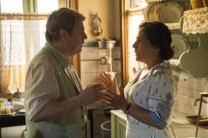 Afonso (Cássio Gabus Mendes) e Lola (Gloria Pires) terão momentos importantes em capítulo misterioso de Éramos Seis (Foto: Divulgação/Globo)