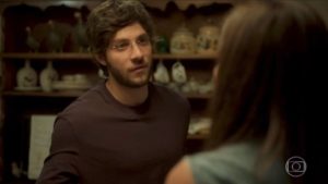 Danilo (Chay Suede) vai conhecer sua suposta mãe verdadeira em Amor de Mãe (Foto: Reprodução/Globo)