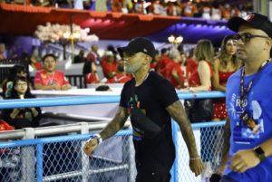 Gabigol compareceu ao segundo dia de desfiles do grupo especial do Rio de Janeiro e dessa vez foi com cara de poucos amigos. O rapaz não estava para lá de simpático (Foto; AgNews)