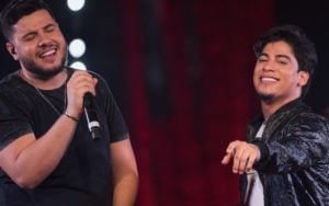 Sertanejo Henrique, da dupla com Netto, sofreu acidente de carro e ficou preso no carro em chamas
