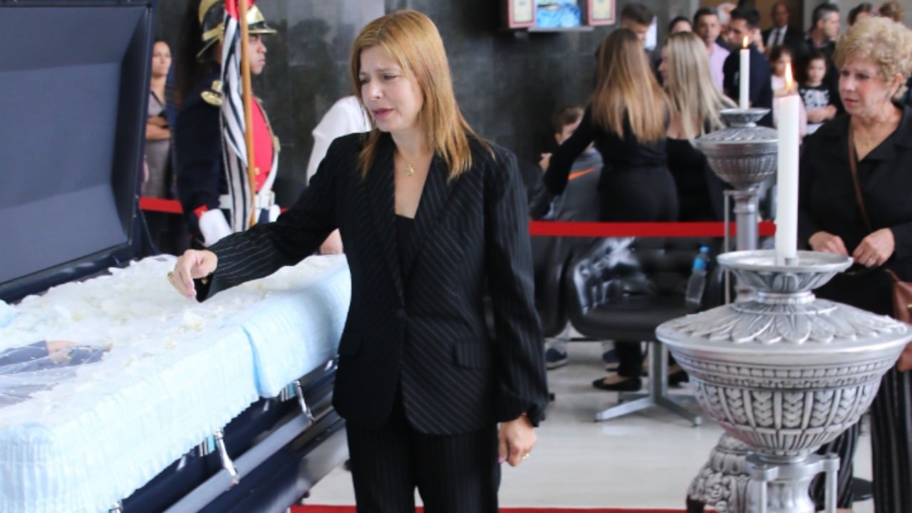 http://tvfoco.uai.com.br/wp-content/uploads/2015/05/Daniela-Mercury.jpg