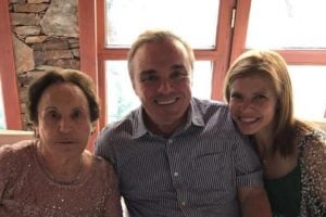 Gugu ao lado de sua mãe, Maria do Céu, e a ex-companheira, Rose Miriam (Reprodução)