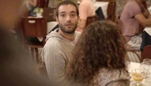 Sandro (Humberto Carrão) é flagrado pelo pai junto com Érica (Nanda Costa) juntos em Amor de Mãe (Foto: Reprodução/Globo)