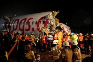 Avião parte-se ao meio em Instambul (Foto: reprodução)