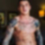 Ator hétero vai a falência e protagoniza filme pornô gay para conseguir sobreviver