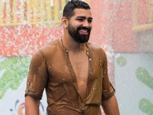 O famoso cantor e pagodeiro, Dilsinho se tornou um dos assuntos mais comentados da internet ao parecer todo molhado de shorts branco