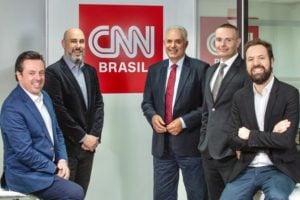 O âncora William Waack posa ao lado de parte da diretoria da CNN Brasil (foto: divulgação)