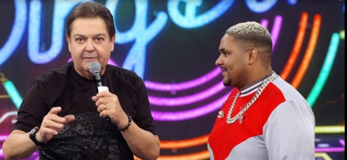 Faustão recebendo o funkeiro em seu programa no Domingão (Foto: reprodução / Globo)