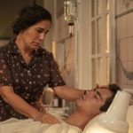 Lola (Gloria Pires) com Carlos (Danilo Mesquita) nos últimos momentos antes da morte em Éramos Seis (Foto: Globo/Victor Pollak)
