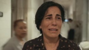 Lola (Gloria Pires) vai chorar a desgraça da filha em Éramos Seis (Foto: Reprodução/Globo)