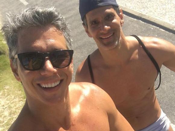 Sexo à trÊs: O apresentador Márcio Garcia ao lado do irmão - Foto: Reprodução
