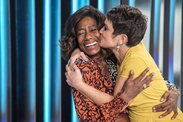 Glória Maria recebeu o carinho de Sandra Annenberg no Globo Repórter (Foto: Reprodução)