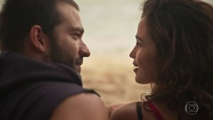 Sandro e Érica vão a praia em Amor de Mãe (Foto: Reprodução/Globo)