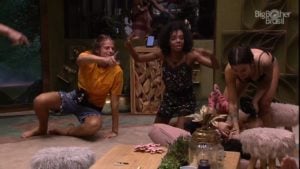 Thelma ficou alterada e disse que não suportava os participantes do BBB (Foto: Reprodução)
