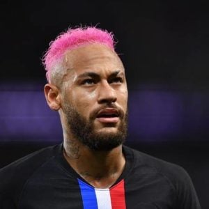 O jogador Neymar Jr. desistiu do cabelo rosa e surgiu com novo visual inovador nas redes sociais (Foto: Divulgação)