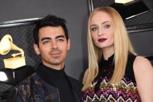 Web especula que Sophie Turner está gravida e vem tentando esconder tudo (Foto: Reprodução)