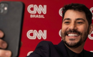 O apresentador Evaristo Costa aproveitou sua estreia na CNN Brasil para mandar uma indireta à TV Globo (Foto: Reprodução)