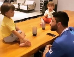 Gusttavo Lima canta com os filhos (Foto: Reprodução)