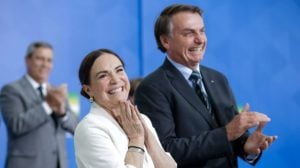 Regina Duarte ao lado de Bolsonaro em cerimônia de posse. (Foto: Divulgação)
