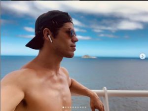 José Loreto posa em dia de praia (Foto: Reprodução)