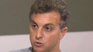 O apresentador Luciano Huck teve de mudar os rumos de seu programa na Globo por causa da pandemia do coronavírus (Foto: Reprodução)