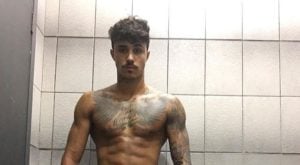 MC Livinho já foi protagonista de diversas polêmicas públicas, mas, ainda assim, continua fazendo um enorme sucesso no mundo do funk (Foto: Reprodução)