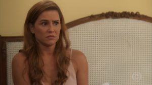 Alexia fica temerosa em Salve-se Quem Puder (Foto: Reprodução/Globo)