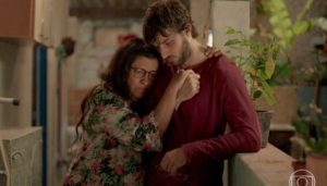 Regina Casé (Lurdes) e Chay Suede (Danilo/Domênico) em cena de Amor de Mãe; risco de novela sem final apavora produções na Globo (Foto: Reprodução/Globo)