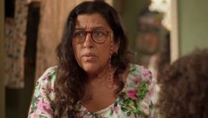 Lurdes (Regina Casé) em cena de Amor de Mãe, que teve mudanças definidas pela Globo (Foto: Reprodução/Globo)