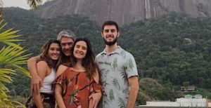 Bia Bonemer ao lado da família (Foto: Reprodução)