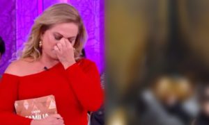 Christina Rocha brinca com estátua e coloca cabeça nos testículos de um touro (Foto: Reprodução)