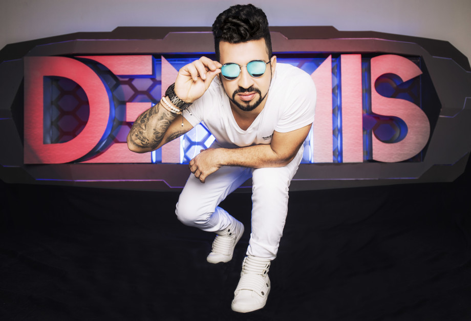 Músico: Dennis DJ durante show (Foto: Reprodução)