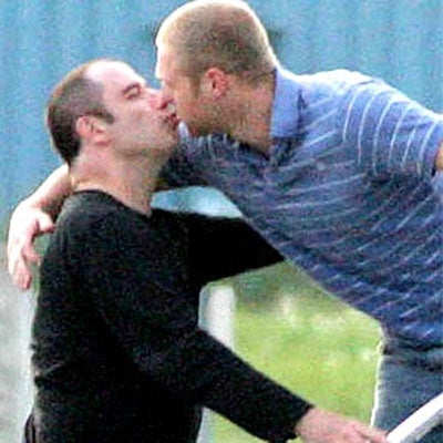 Momento que John Travolta é flagrado beijando seu ex-piloto Douglas Gotterba (Foto: Reprodução)