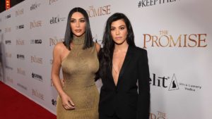 Durante briga, Kourtney Kardashian dá soco no rosto de Kim Kardashian (Foto: Reprodução)
