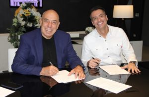 Leo Dias durante assinatura de contrato com a RedeTV! - Foto: Reprodução