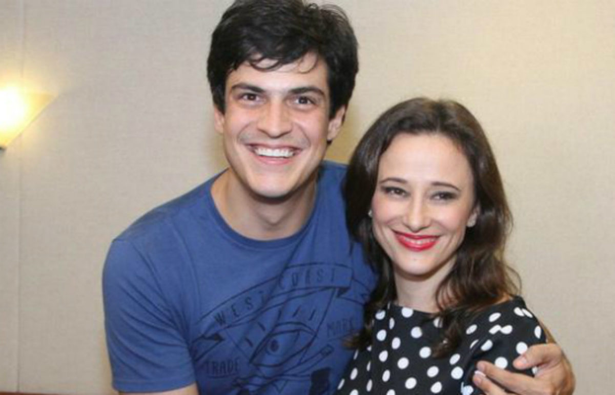 Mateus Solano se distancia da esposa e dos filhos na própria casa