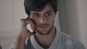 Felipe Simas em cena de Totalmente Demais (Foto: Reprodução/Globo)