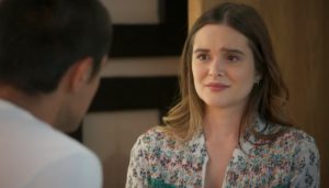 Luna (Juliana Paiva) desistirá de viver romance para desmascarar a mãe em Salve-se Quem Puder (Foto: Reprodução/Globo)