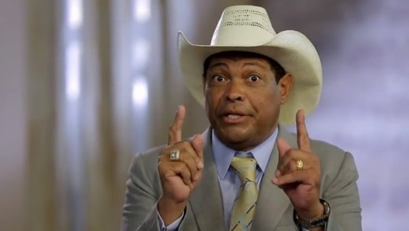 O famoso pastor e empresário dono da da Igreja Mundial do Poder de Deus, Valdemiro Santiago voltou a ficar entre os assuntos mais comentados das redes sociais ao dançar em cima do palco de pregações (Foto: Reprodução)