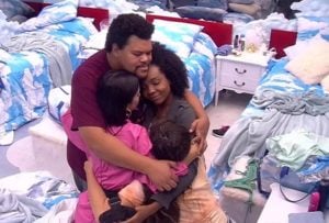 Babu abraçado com Rafa, Manu e Thelma no BBB20 (Foto: Reprodução)